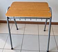Pupitre unipersonal escolar estándar con parrilla - Miniatura 3