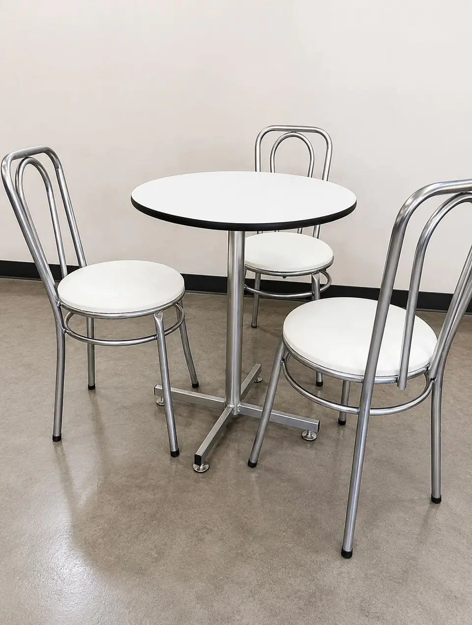 Juego de mesa 60/70 cm. De diametro + 4 sillas modelo viena 1