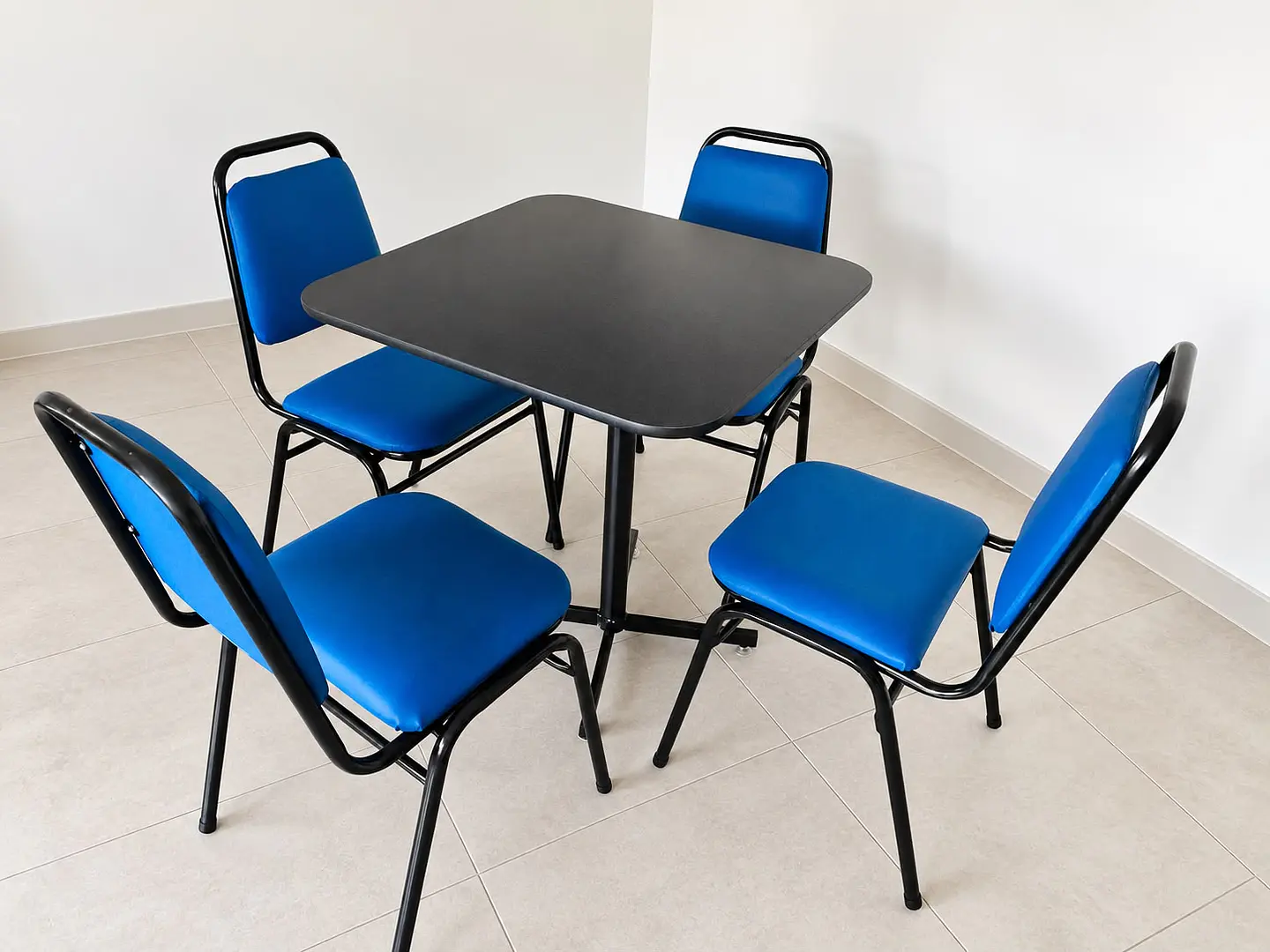 Juego de mesa pie central 60 x 60 cm. / 70 x 70 cm. + 4 sillas modelo auditorio 2