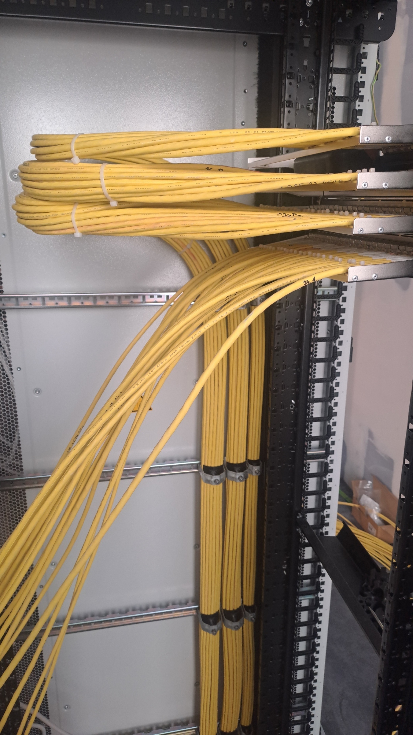 Organizador para tendido de Cables UTP 1