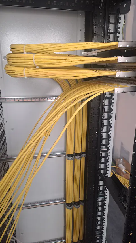 Organizador para tendido de Cables UTP