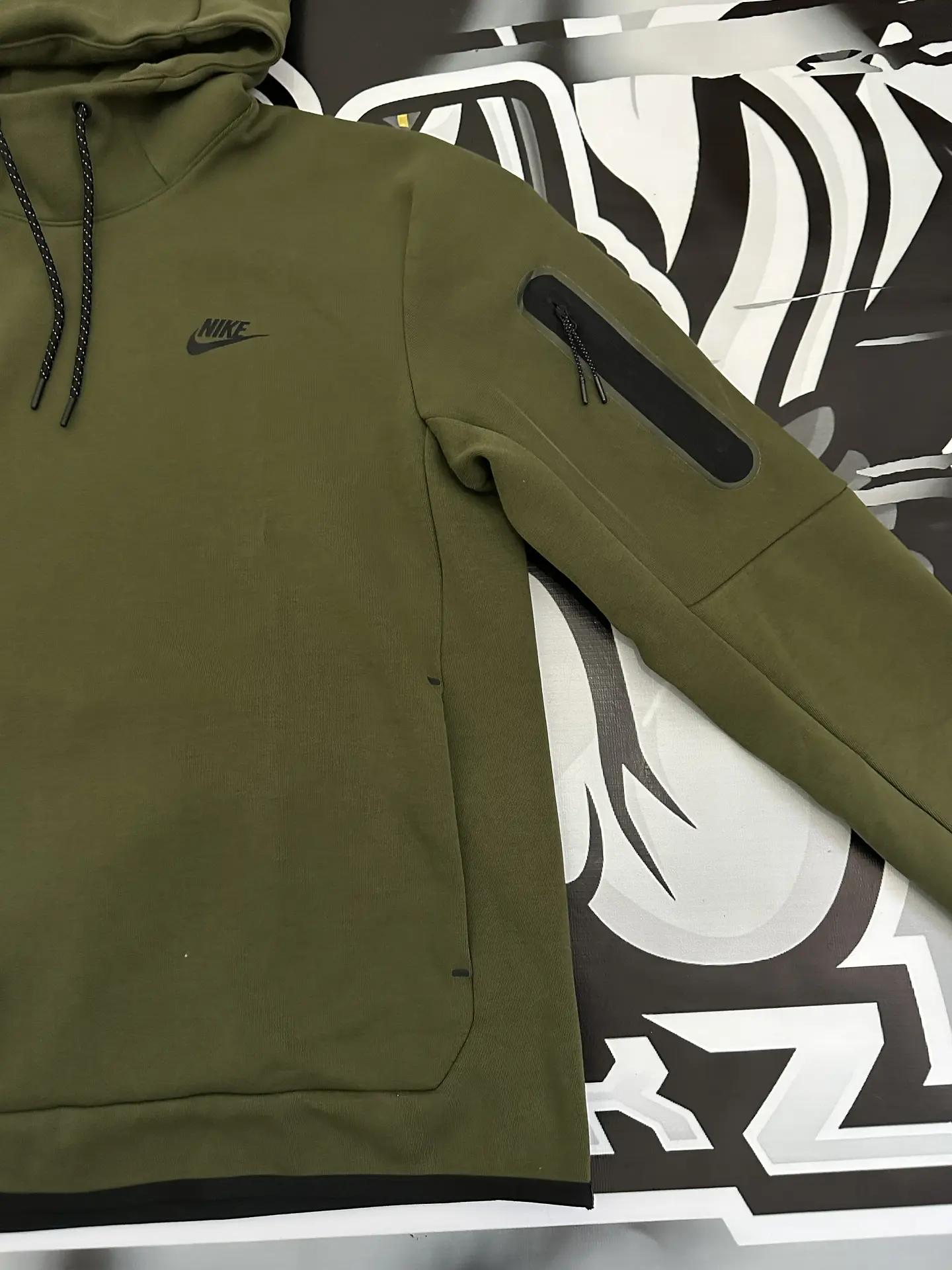 Nike Sportswear Tech Fleece Pullover Hoodie - Olive/Black x GatoradeUSED 3