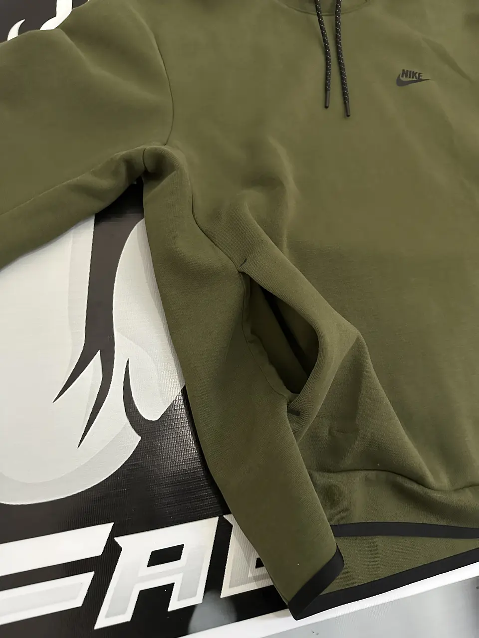 Nike Sportswear Tech Fleece Pullover Hoodie - Olive/Black x GatoradeUSED 5