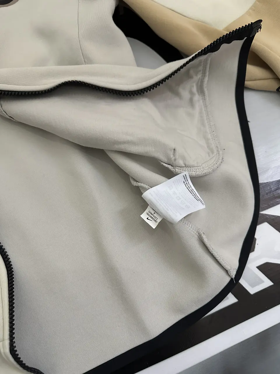 Nike Sportswear Tech Fleece Printed Full-Zip Hoodie Light Bone USED 8
