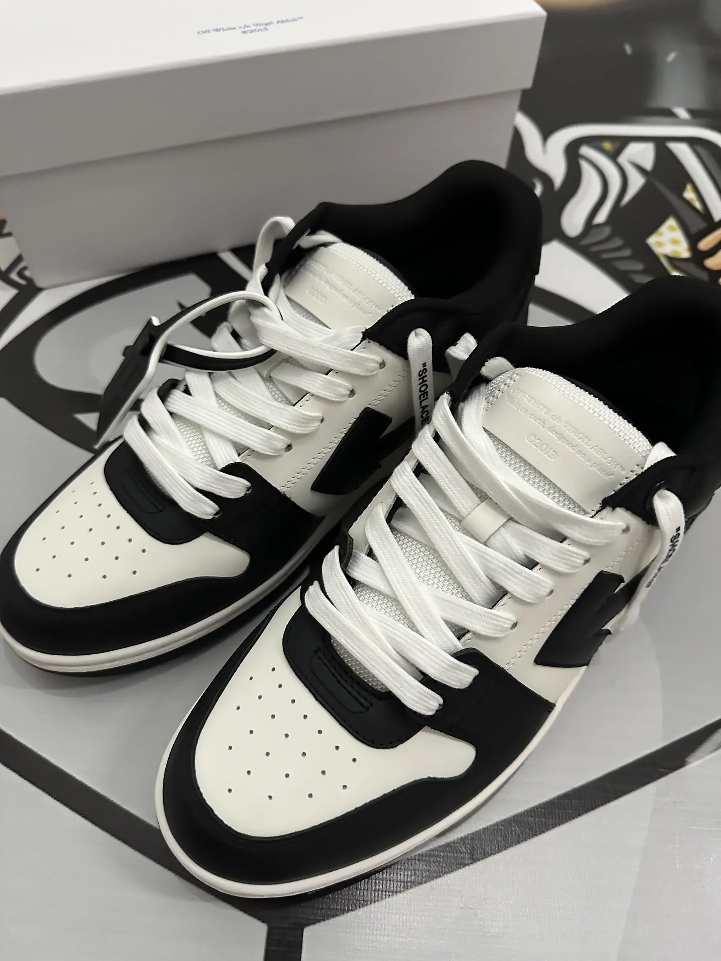 Off white - Black and white / Out Of Office 2