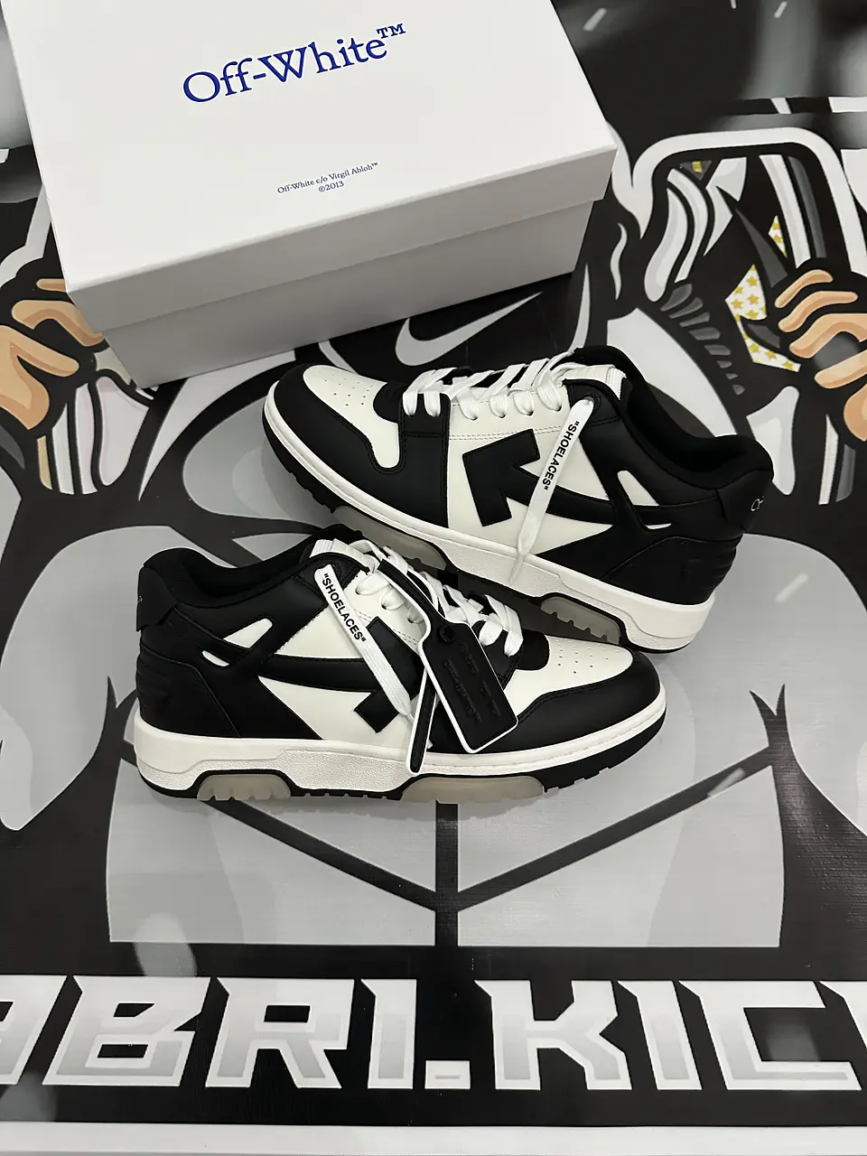 Off white - Black and white / Out Of Office 3