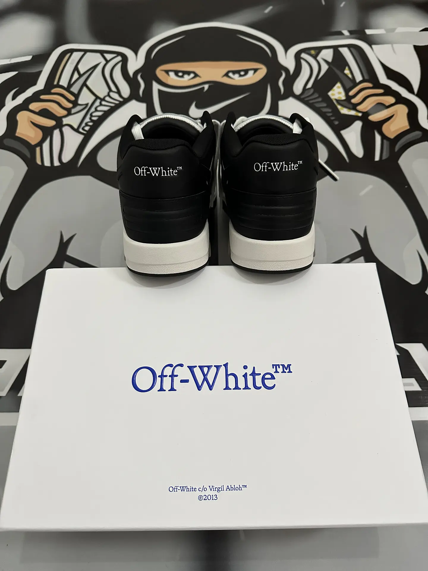 Off white - Black and white / Out Of Office 4