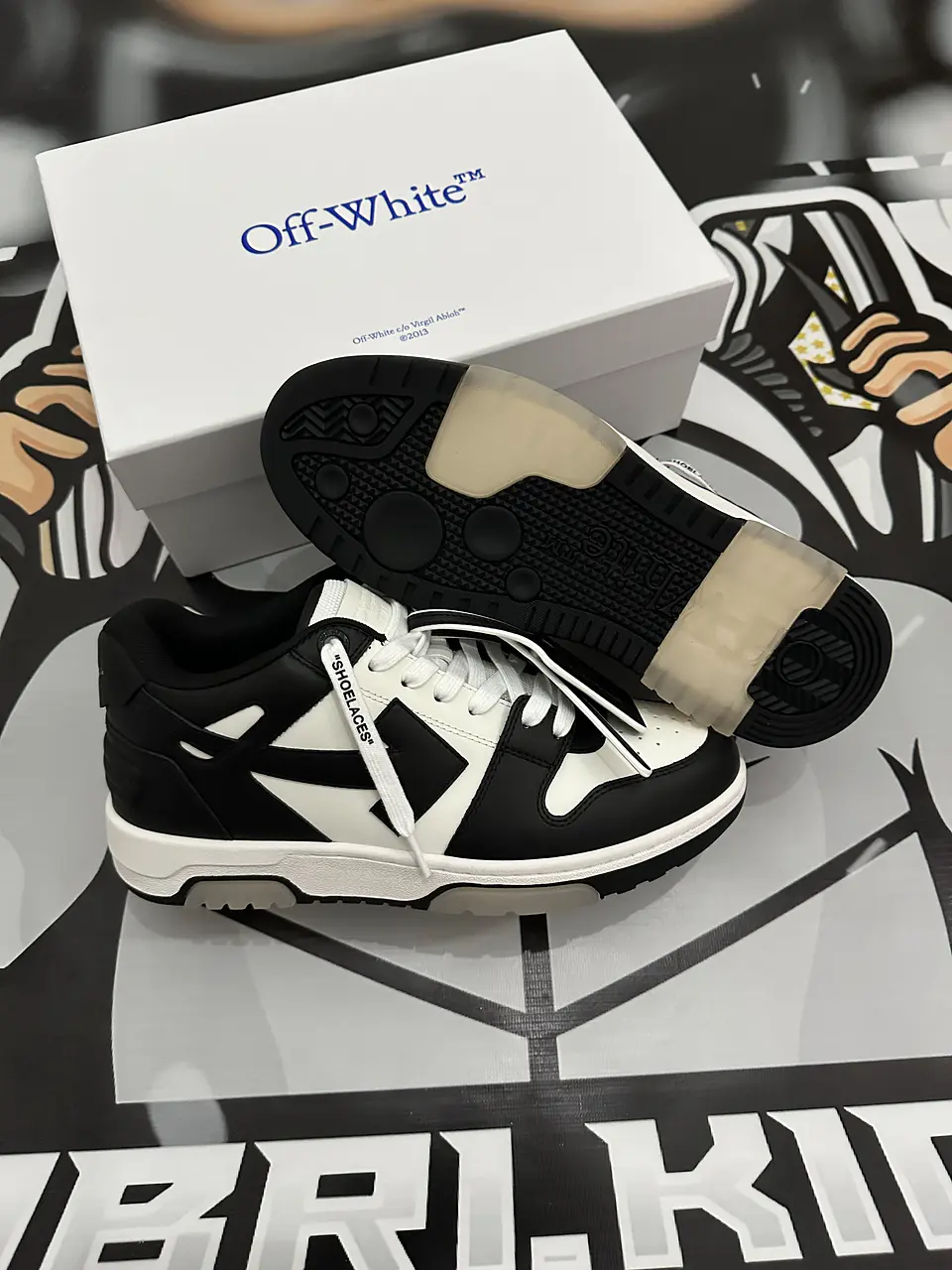 Off white - Black and white / Out Of Office 5
