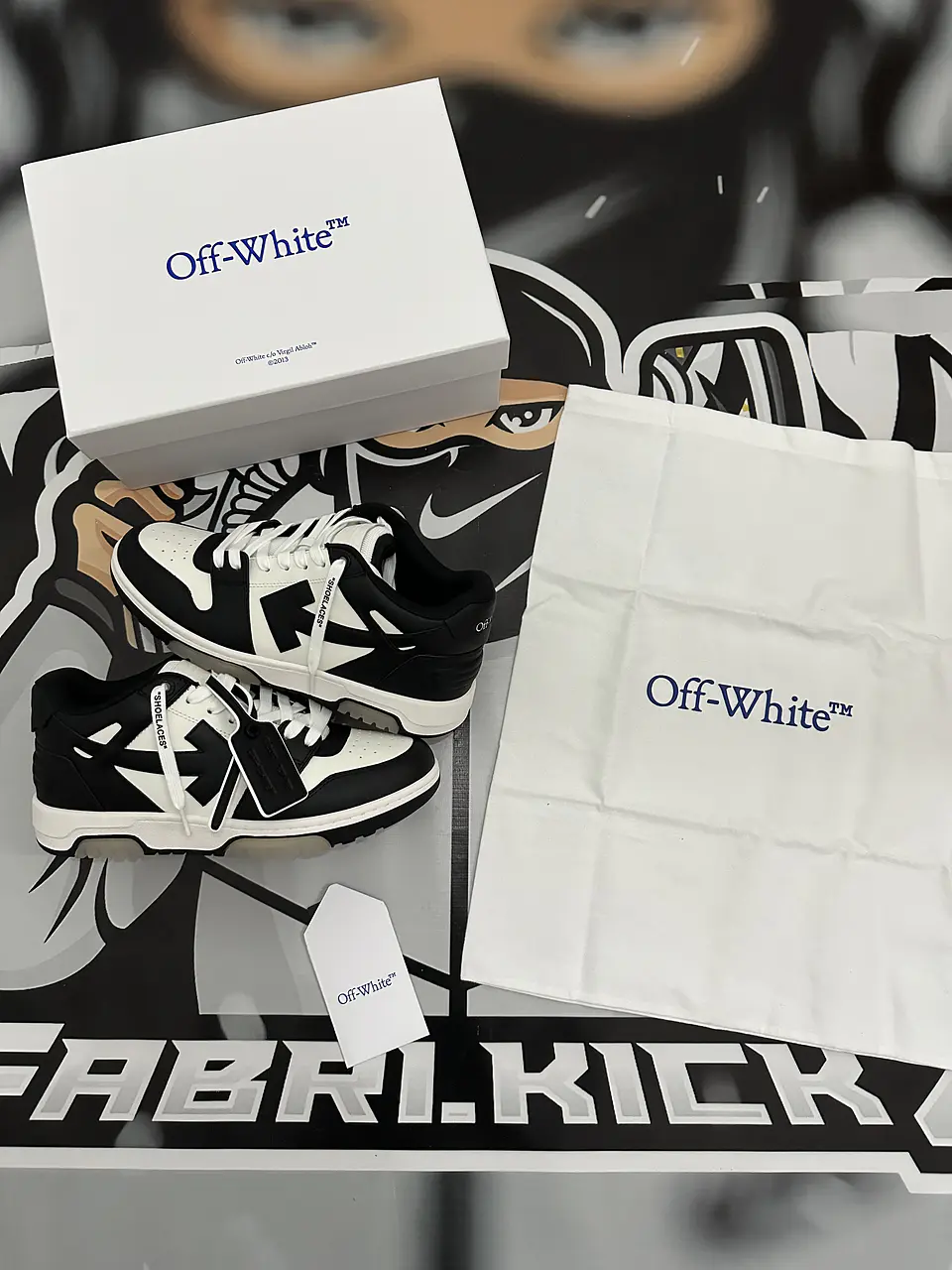 Off white - Black and white / Out Of Office 6