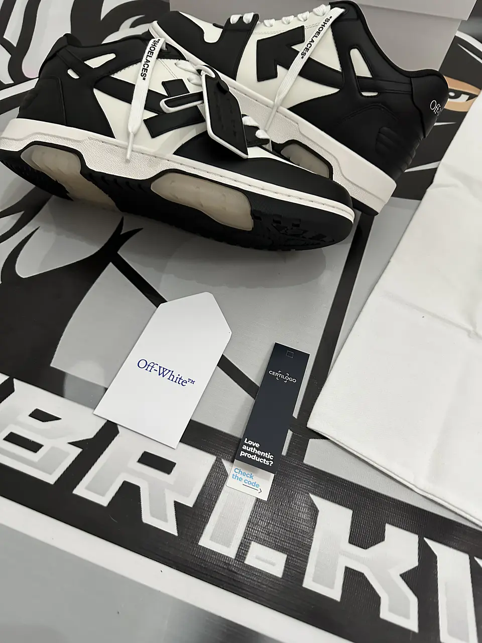 Off white - Black and white / Out Of Office 7