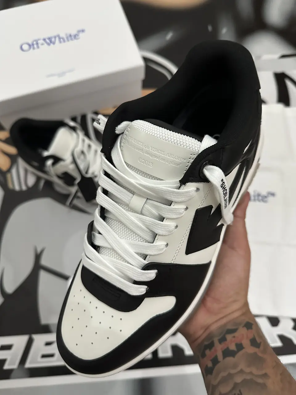 Off white - Black and white / Out Of Office 9