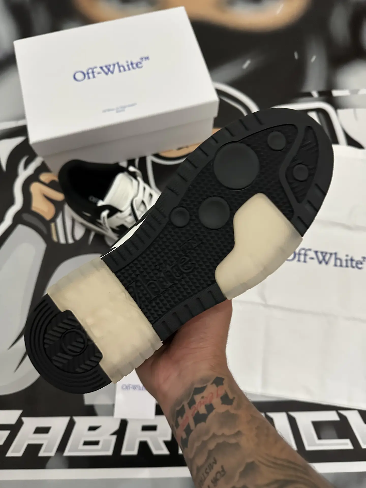 Off white - Black and white / Out Of Office 11