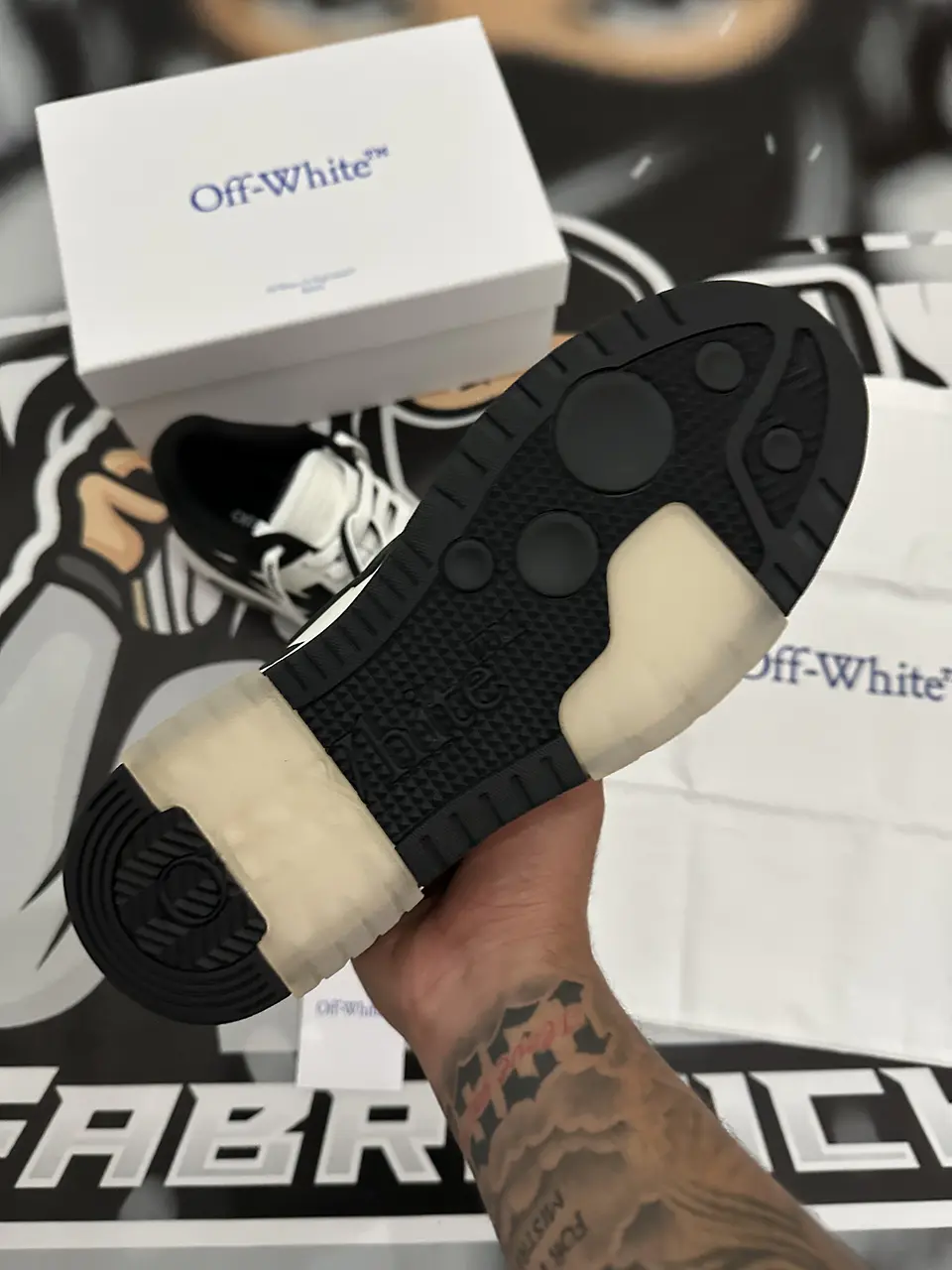 Off white - Black and white / Out Of Office 11