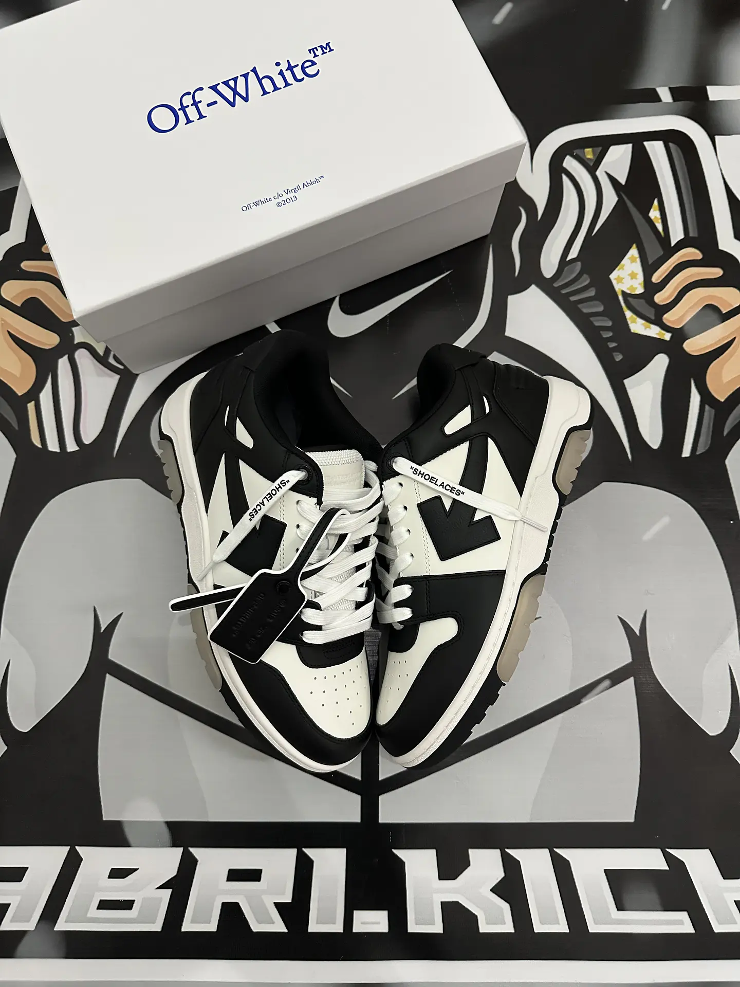 Off white - Black and white / Out Of Office 1