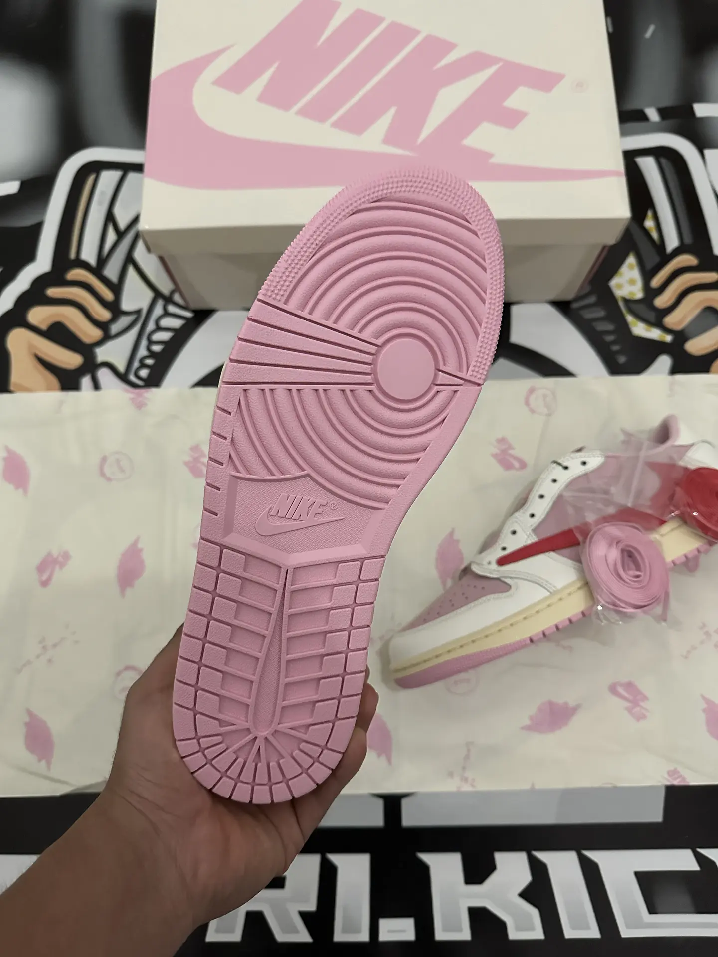 AIR JORDAN 1 LOW TRAVIS SCOTT - TROPICAL PINK  10