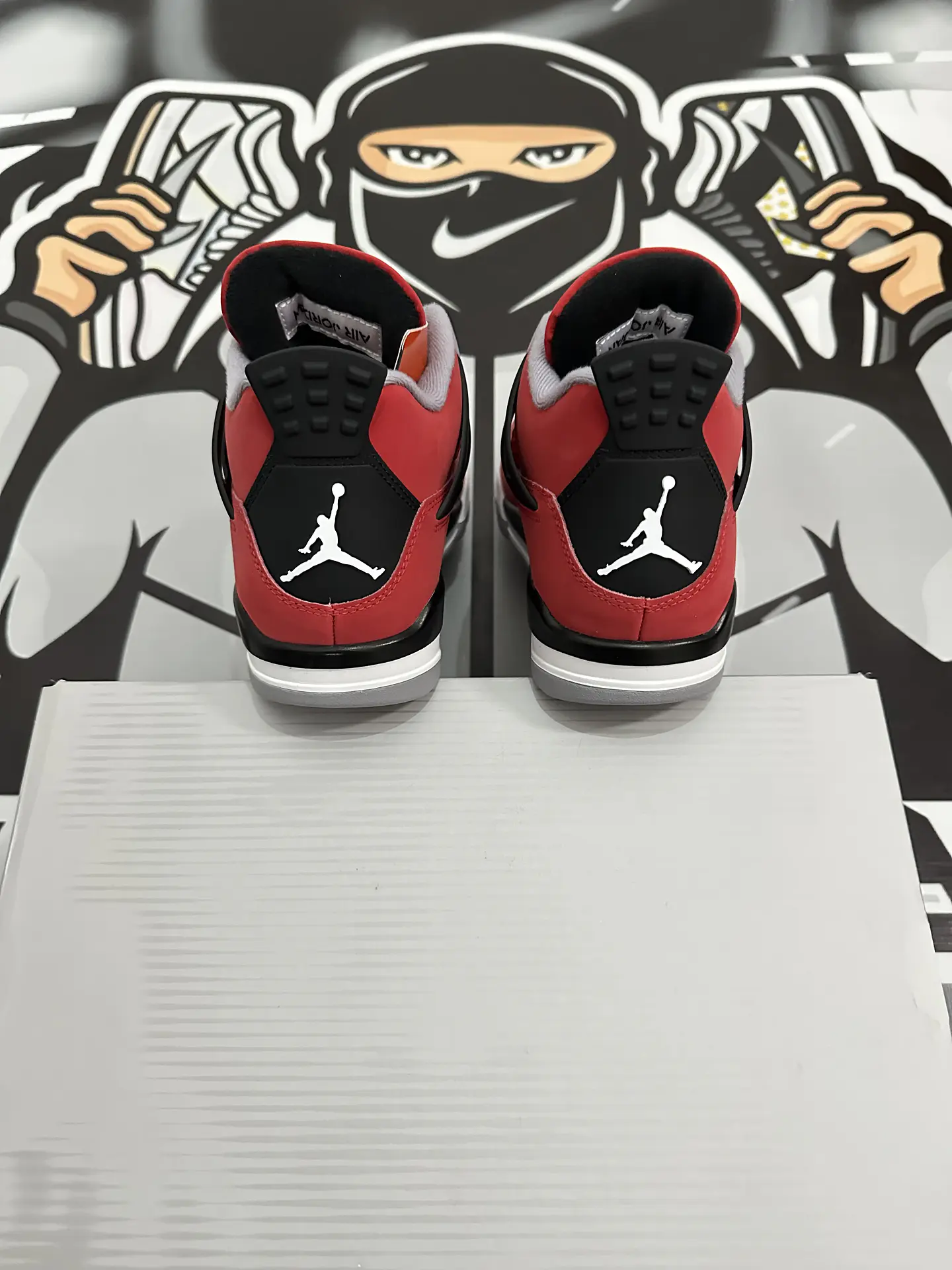 Air Jordan Retro 4 Toro bravo 2026  4