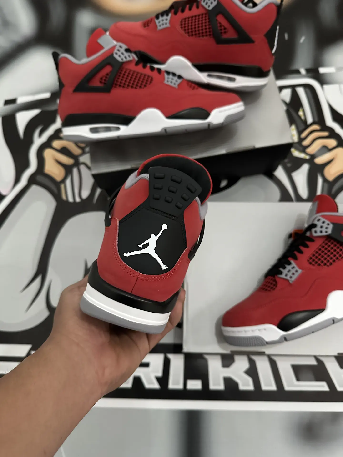 Air Jordan Retro 4 Toro bravo 2026  7