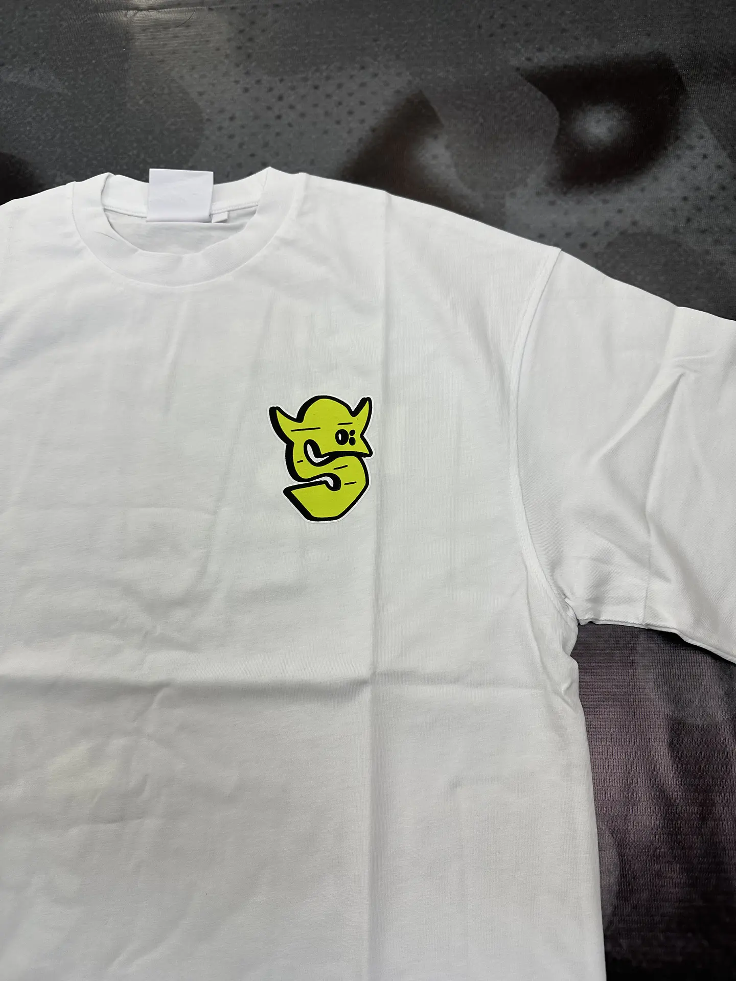 camiseta syna - white/green logo 2