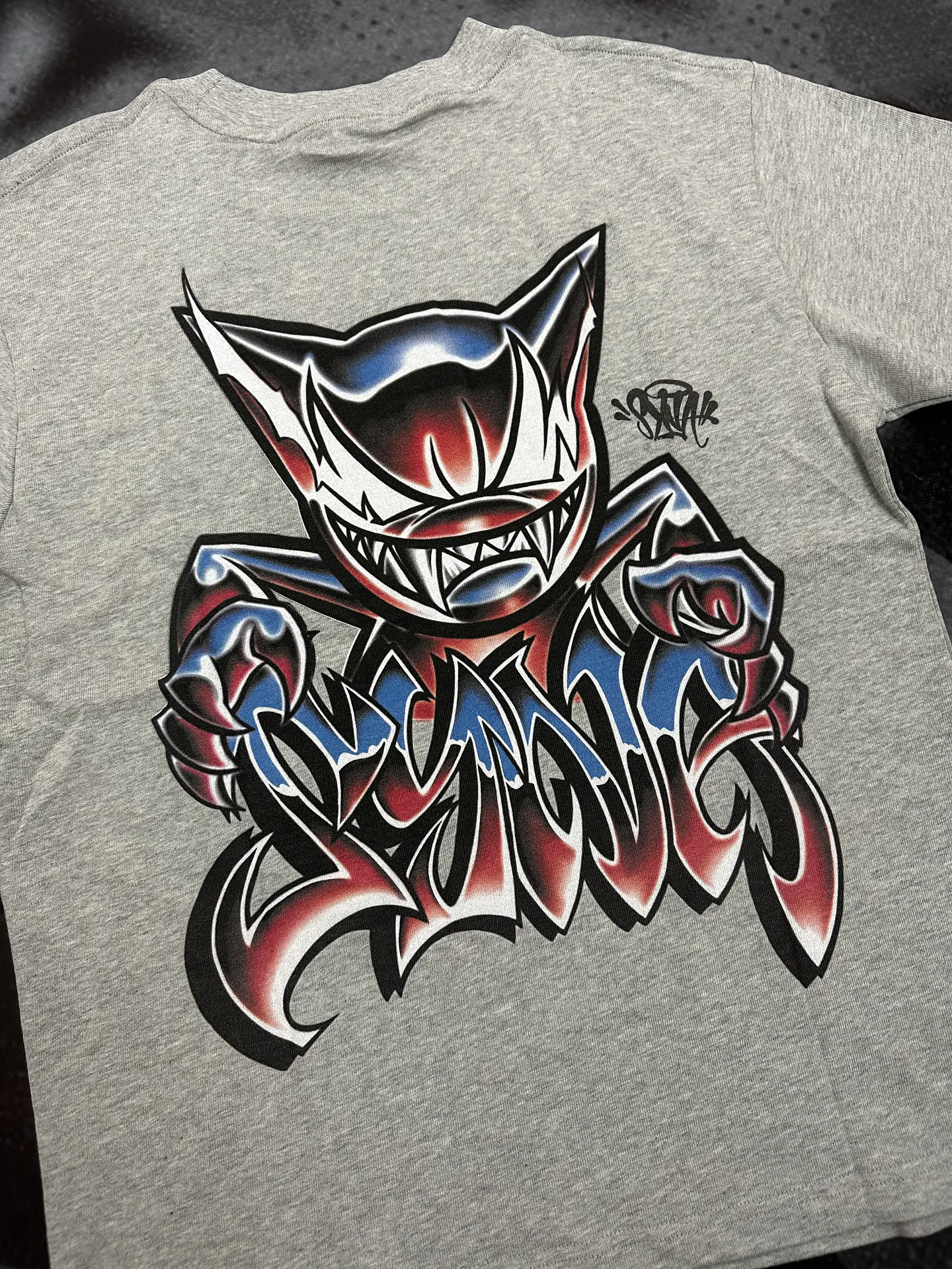 camiseta syna - grey sonic logo red/blue 4
