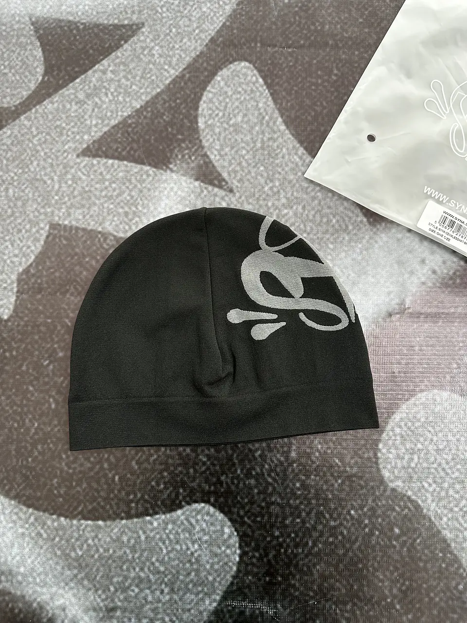 skull cap syna - black and white logo 2