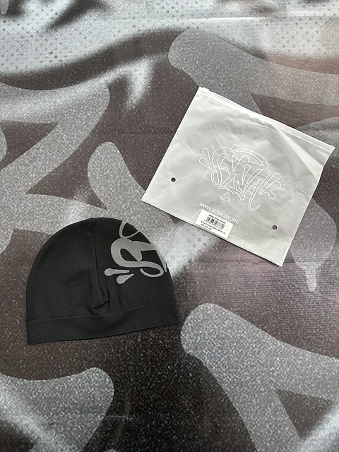 skull cap syna - black and white logo