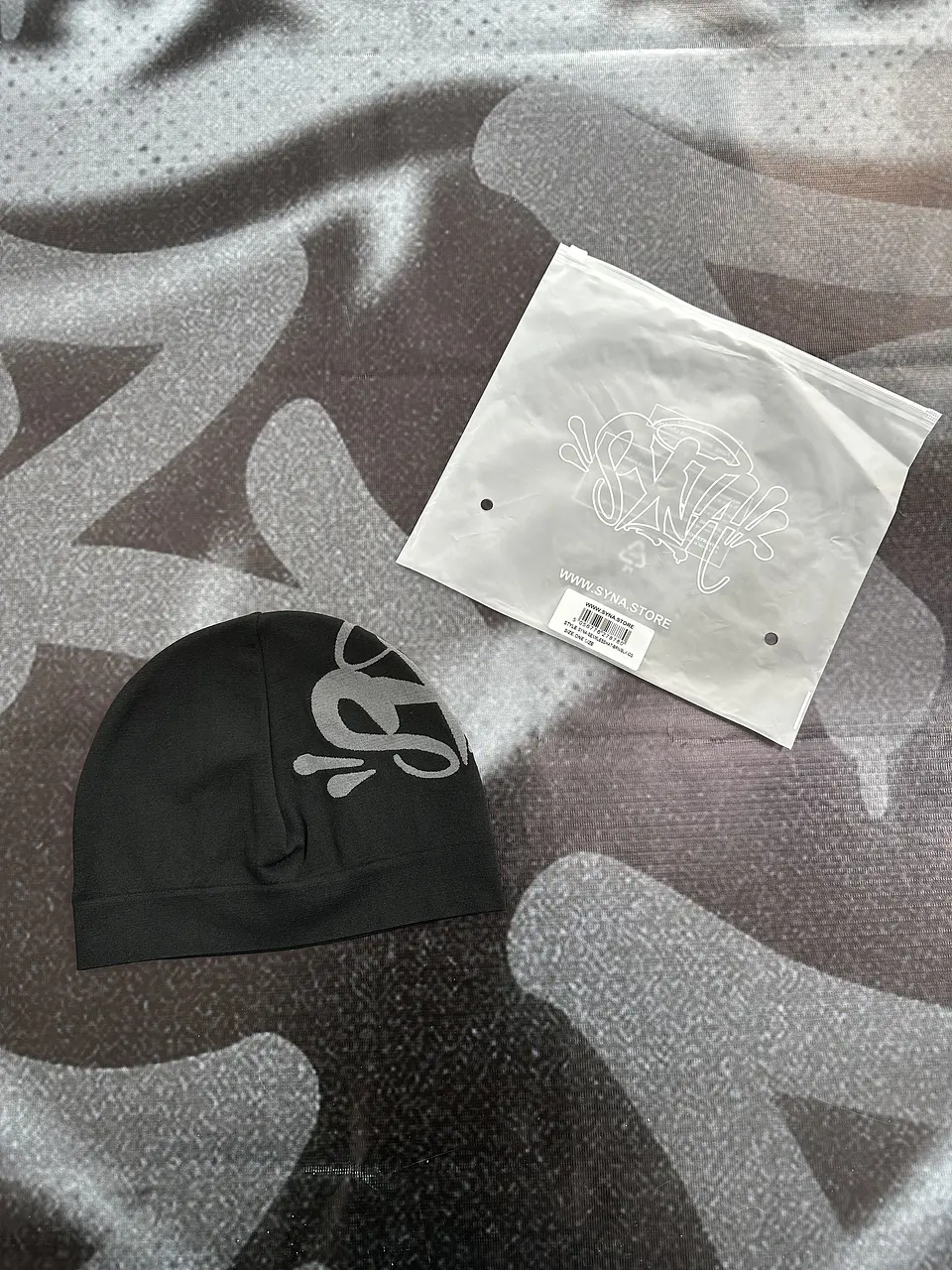 skull cap syna - black and white logo 1