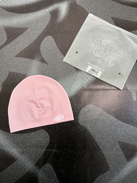 skull cap syna - pink and white logo
