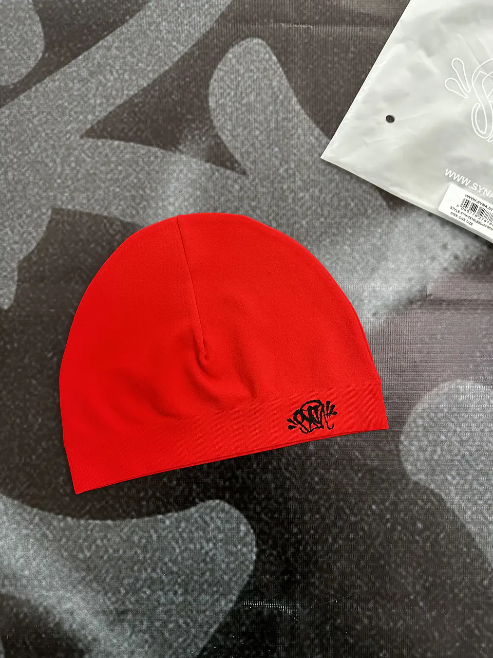 skull cap syna - red and black logo 2