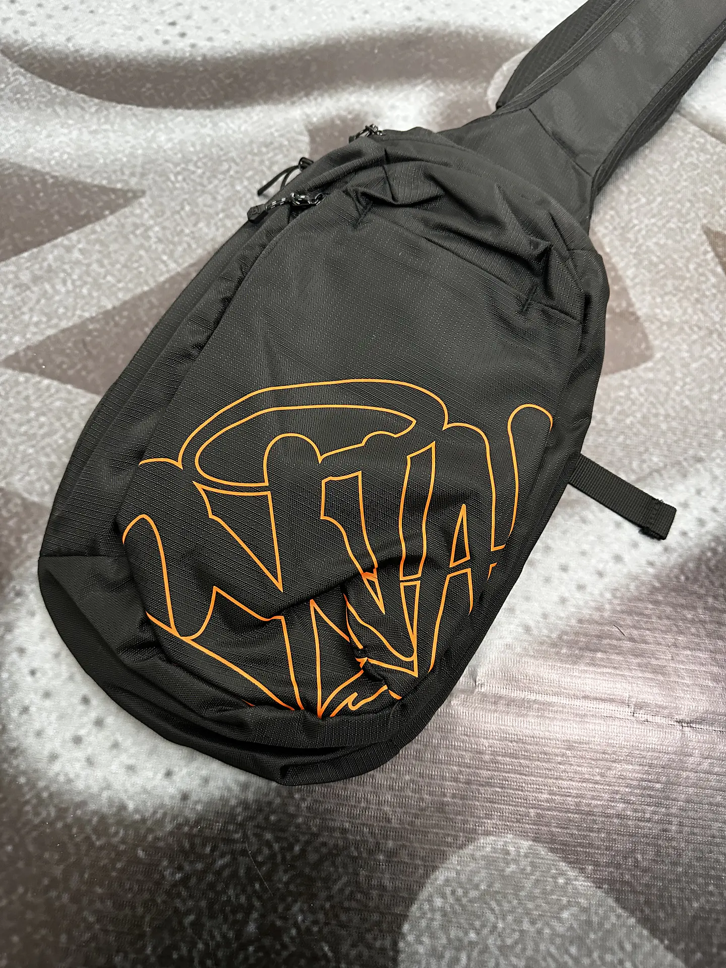 bag syna - black and orange 3