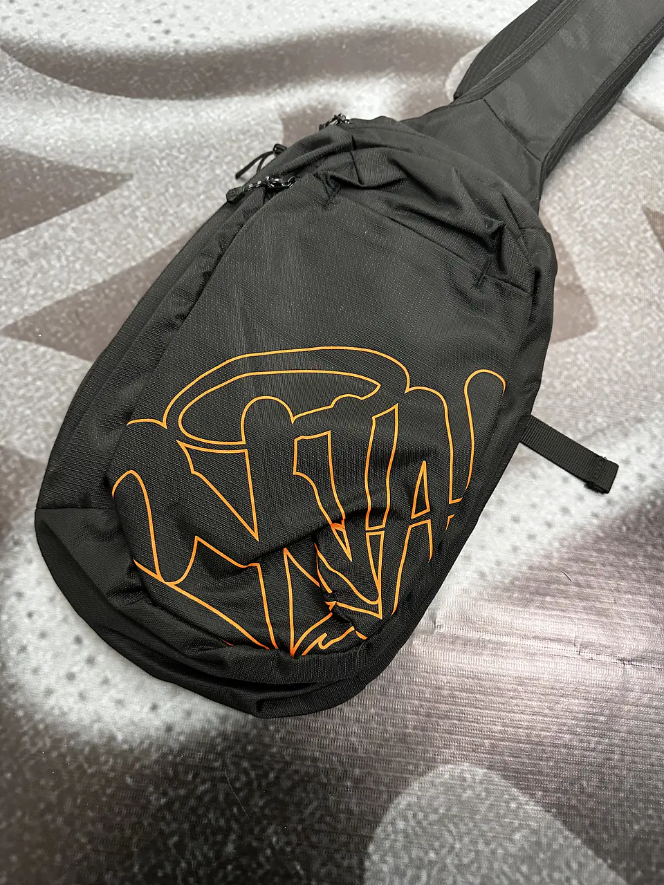 bag syna - black and orange 3