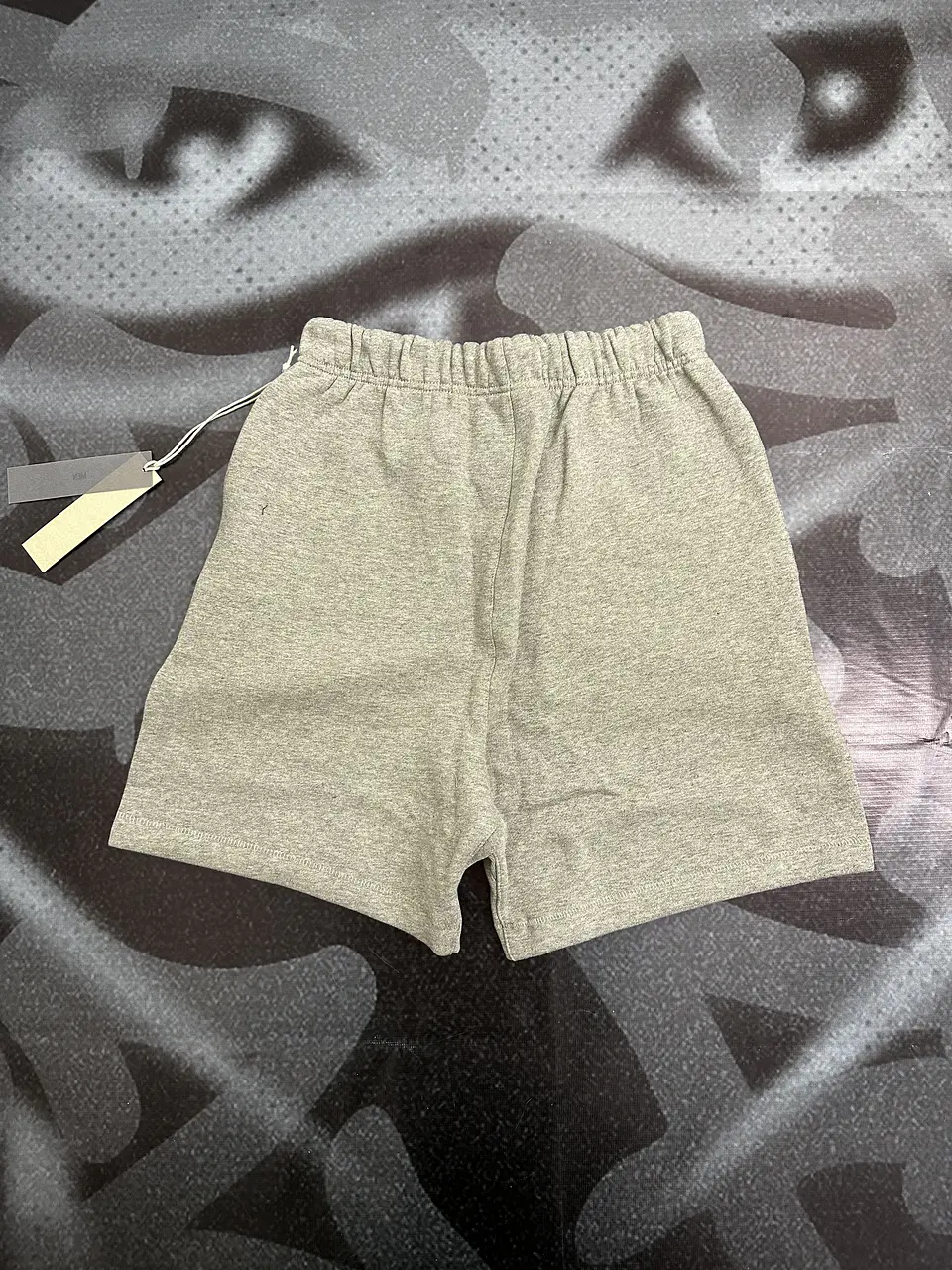 Short ESSENTIALS dark Oatmeal SS22 4