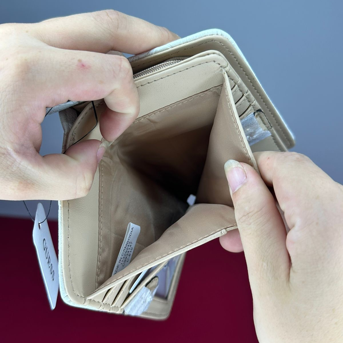 Billetera GUESS Blanca  4