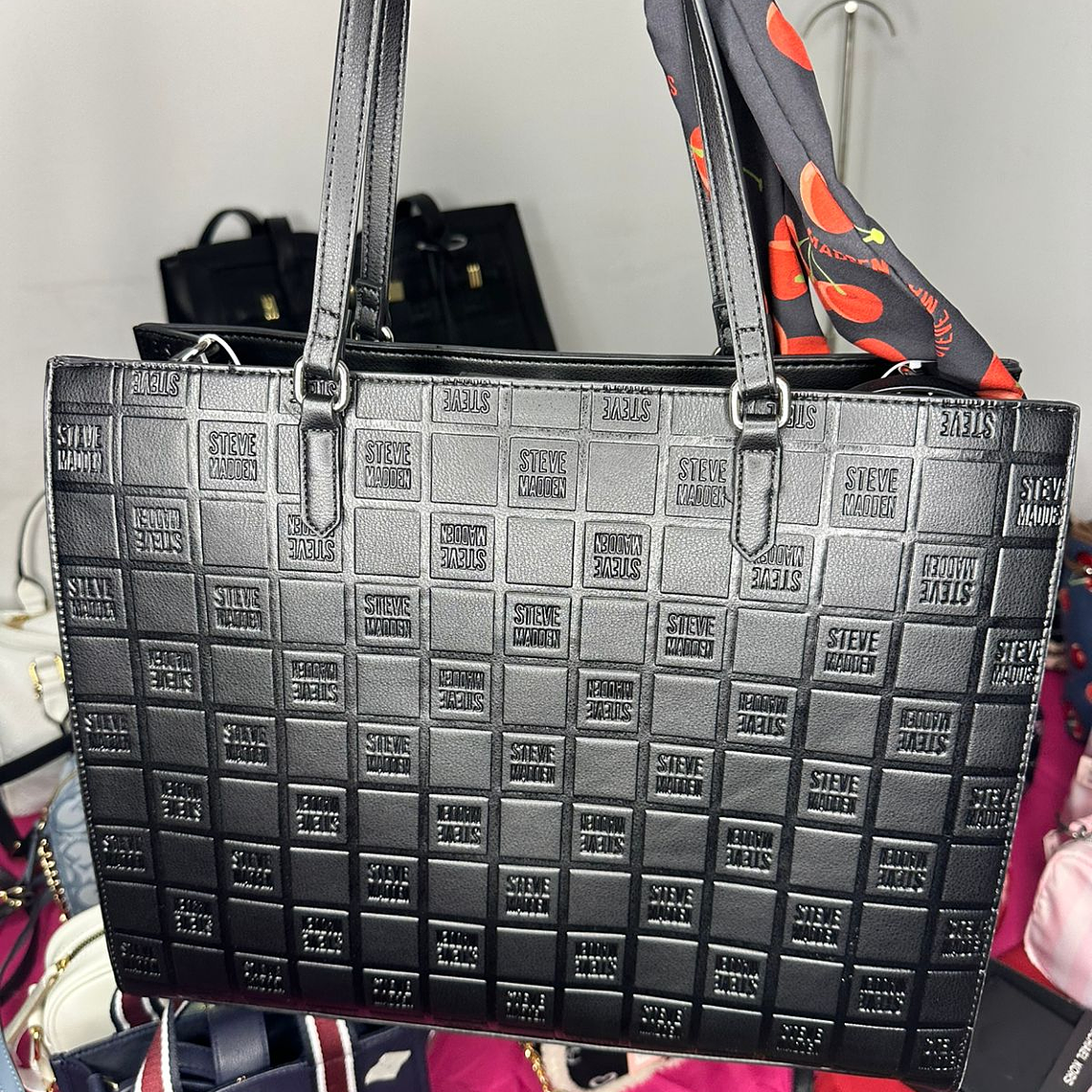  Tote Steve Madden Negro Guinda  2