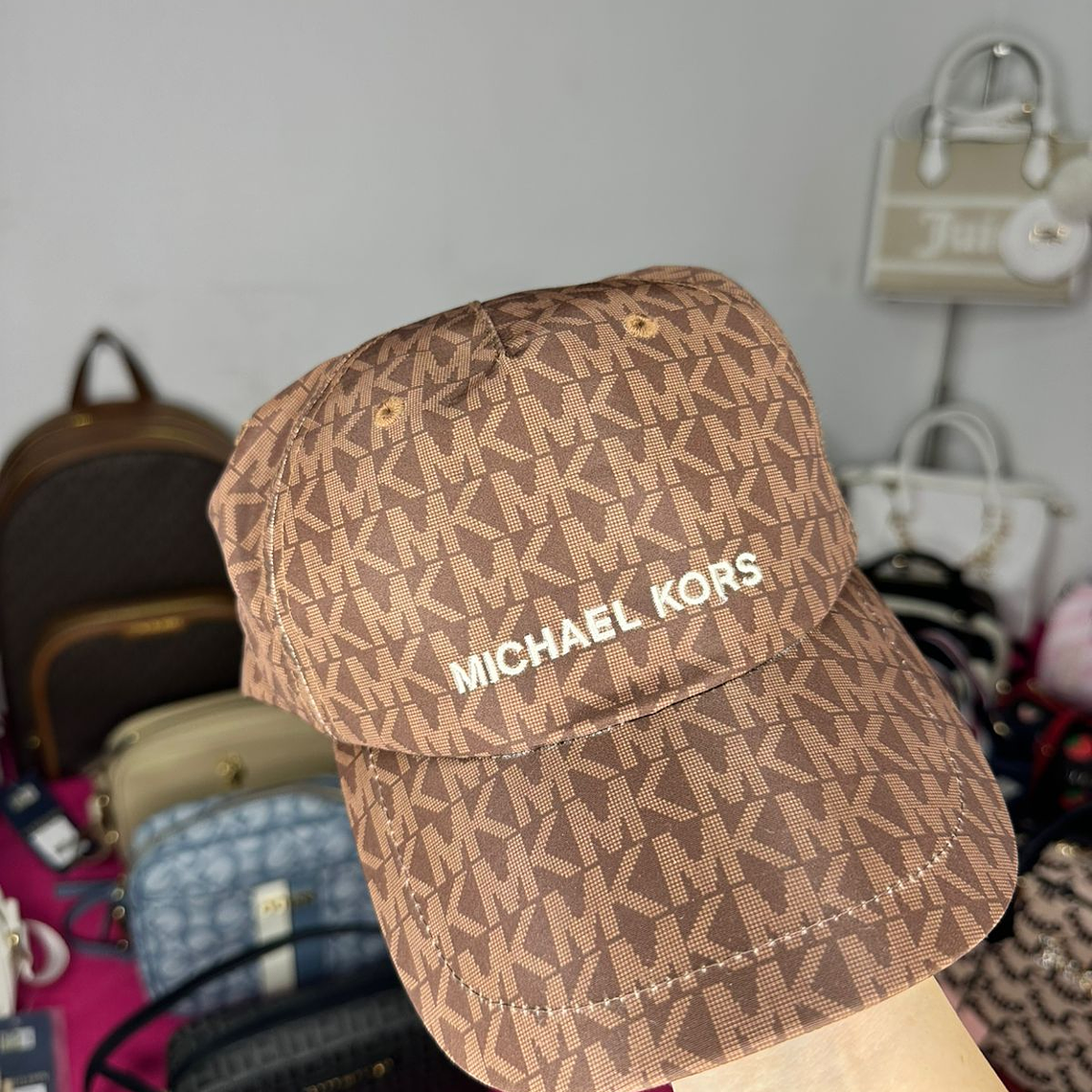Gorro Michael Kors Café mujer  1