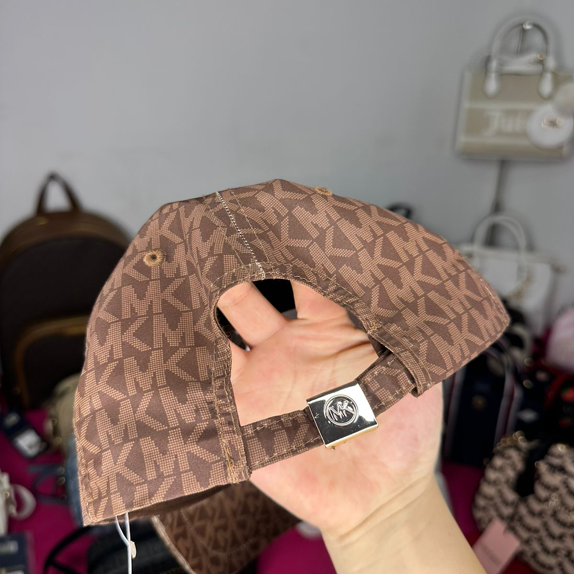 Gorro Michael Kors Café mujer  2