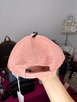 Gorro Guess Rosa 