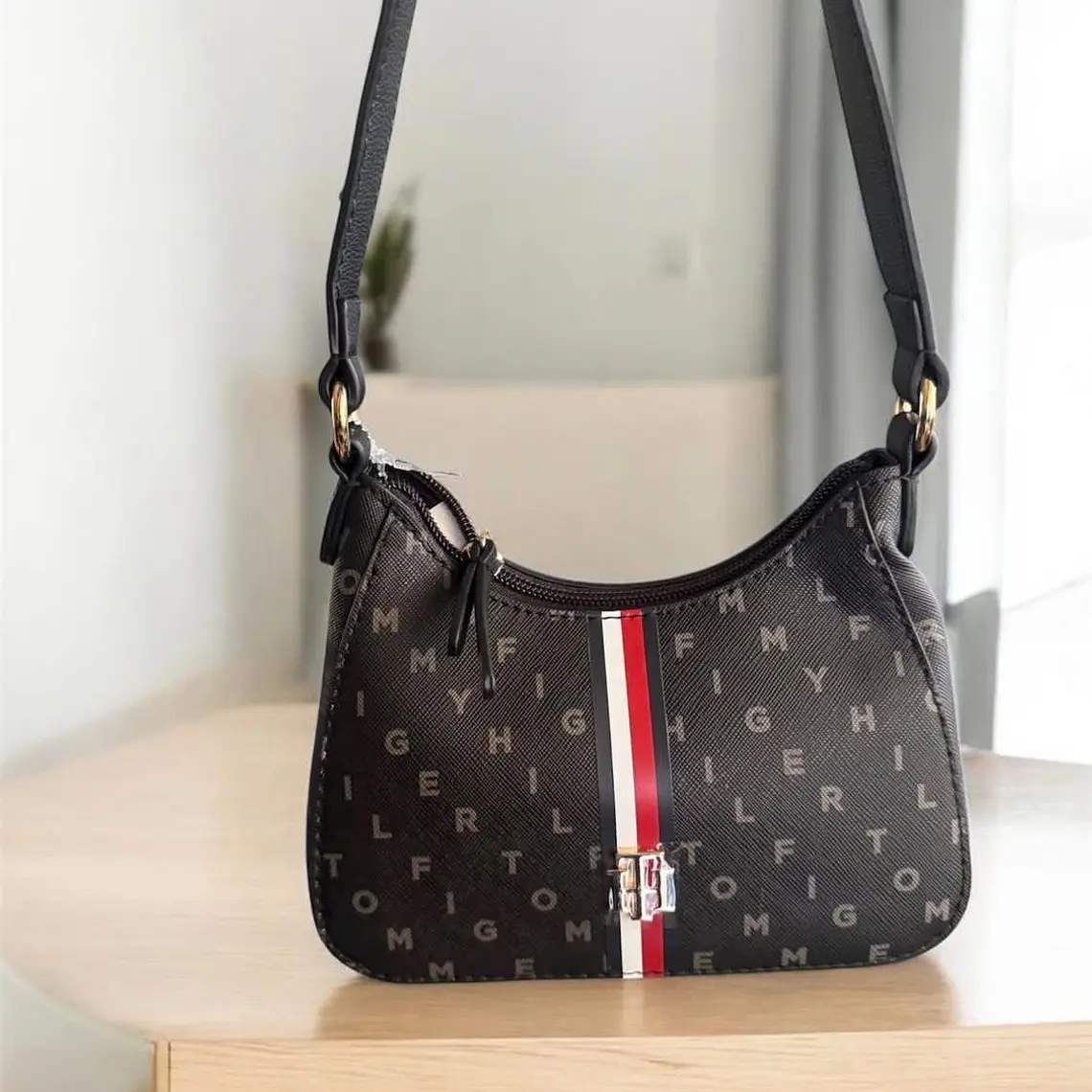 Cartera de hombro Tommy Hilfiger Negra 1