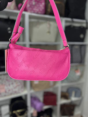 Cartera de hombro Juicy Couture Fucdia con colgantes