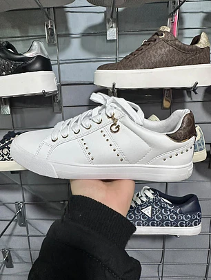 Zapatilla Guess Blanca con Café 