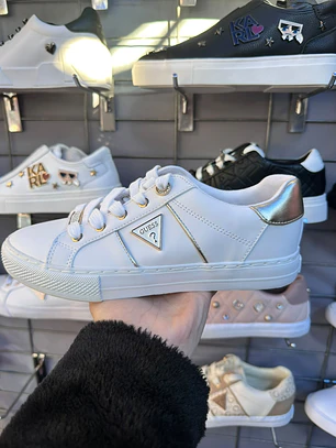 Zapatillas Guess Blanca con Plateado 