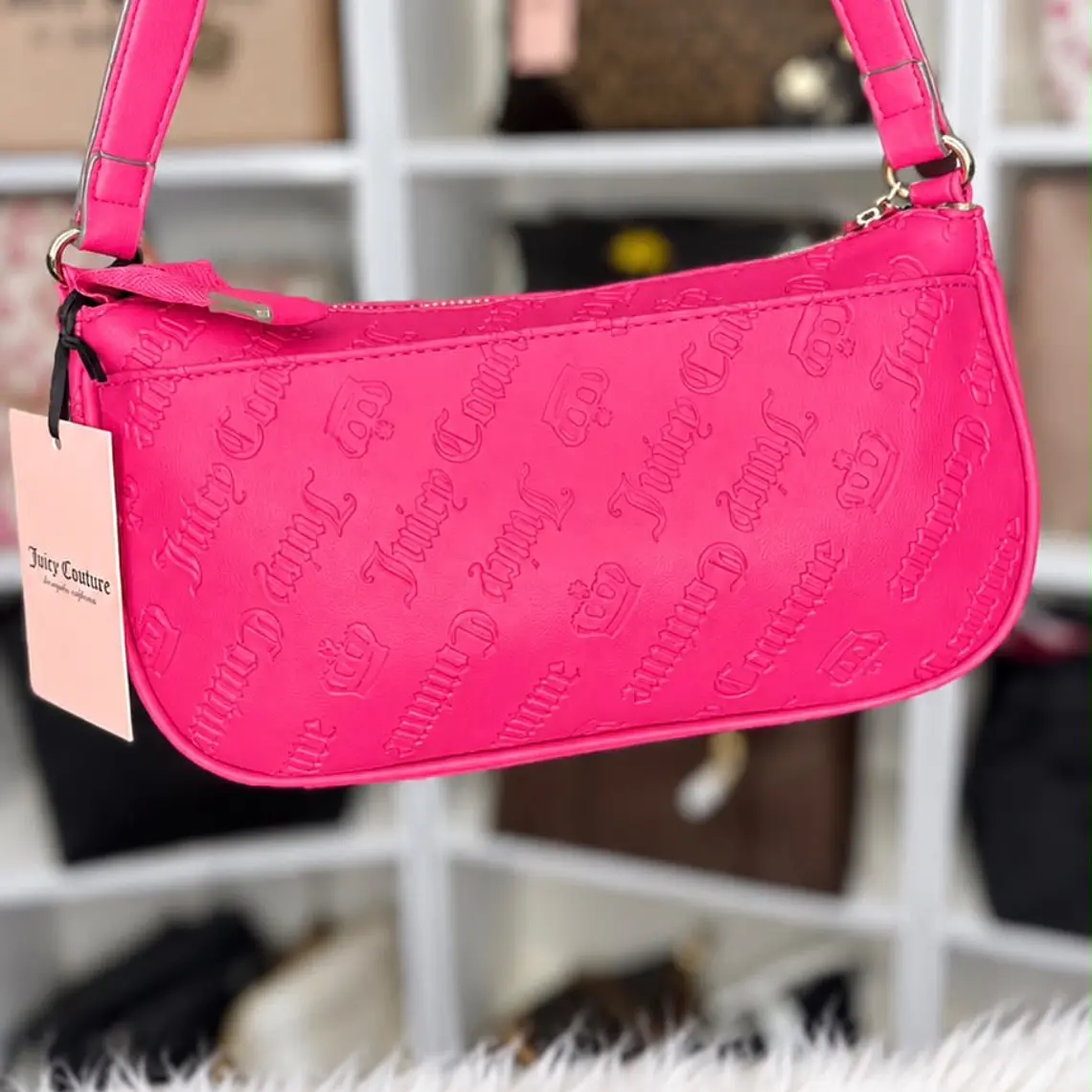 Cartera de hombro Juicy Couture Fucsia con colgantes 2