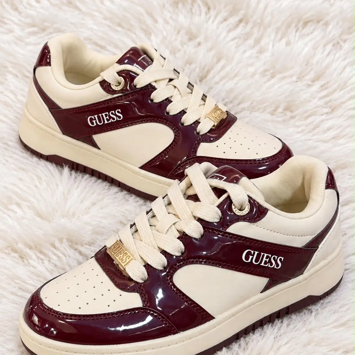 Zapatillas Guess Charol Burdeo  1