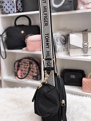 Crossbody Tommy Hilfiger negro impermeable + monedero 