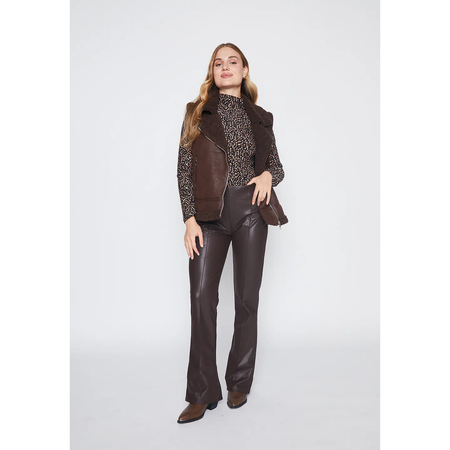 Calza Mujer Café Flare Cuero Family Shop 4