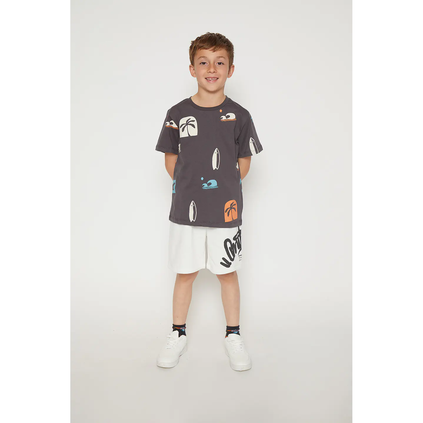 Polera Niño Hojas Manga Corta Negro Familyshop 3