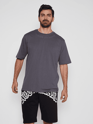 Polera Hombre Letras Cuello Gris Familyshop