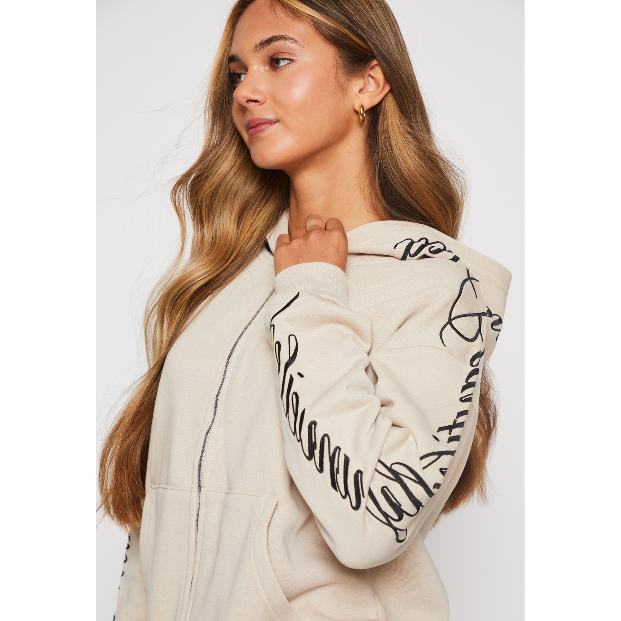 Polerón Bordado Letras Mujer Beige Familyshop 4