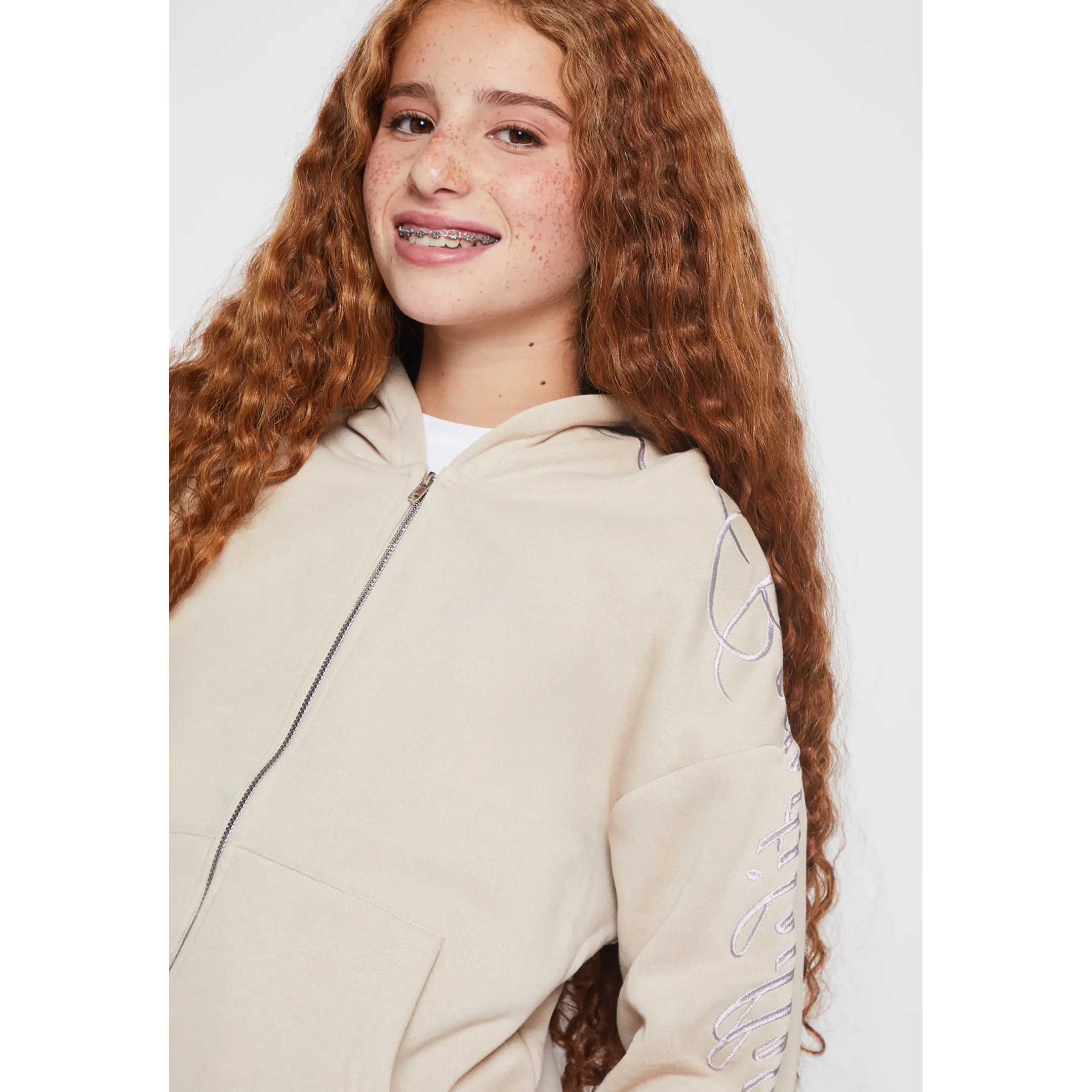 Polerón Bordado Mangas Lola Beige Familyshop 3