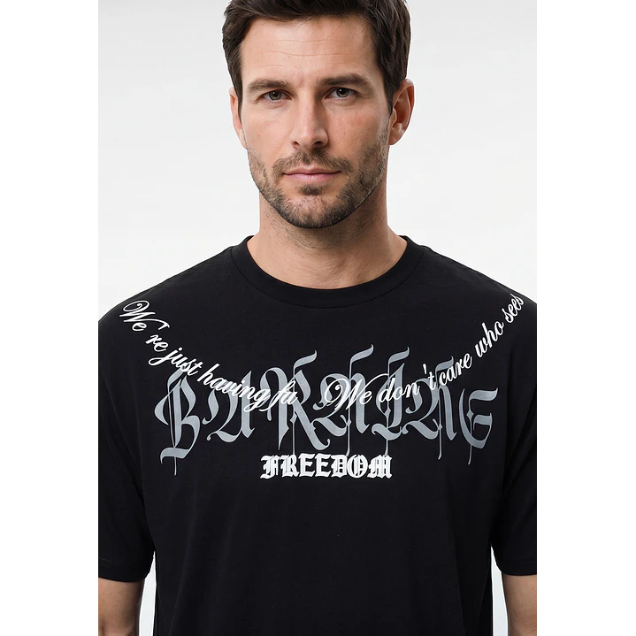Polera Letras Relaxed Hombre Negro 3