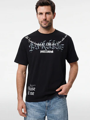 Polera Letras Relaxed Hombre Negro